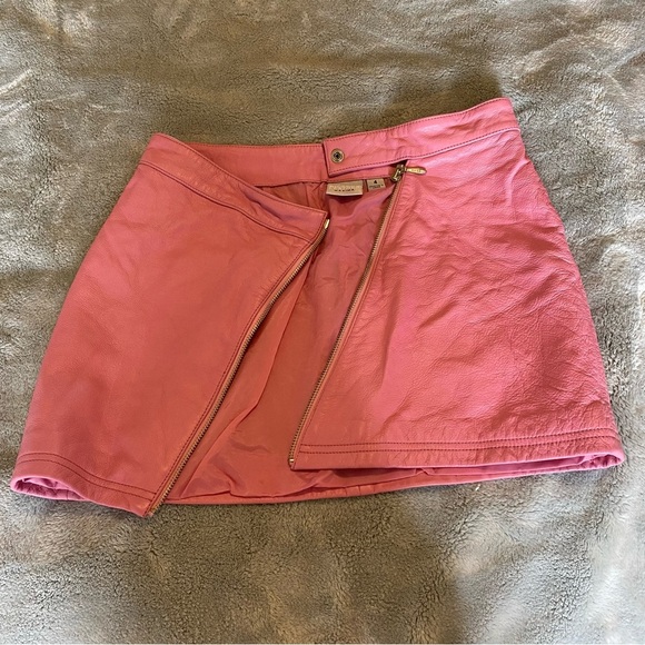 Wilsons Leather pink bubblegum skirt with diagonal zipper. Size 4 - Picture 3 of 5